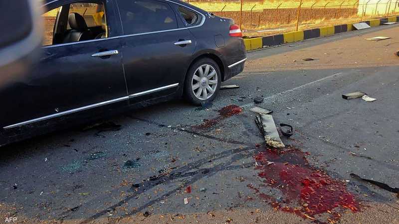 من آثار الهجوم على سيارة العالم الإيراني فخري زادة