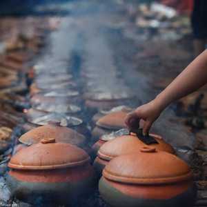 عملية طبخ على الحطب في احتفال بفيتنام