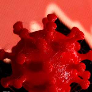 نموذج لفيروس كورونا يظهر البروتين الذي يتعلق بخلايا الضحايا