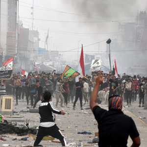 من الاشتباكات بين المتظاهرين وأنصار الصدر في الناصرية