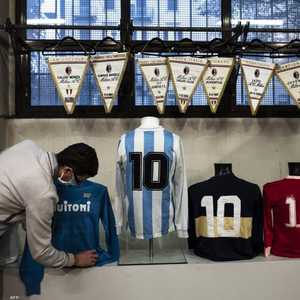 نابولي يكرم مارادونا على طريقته