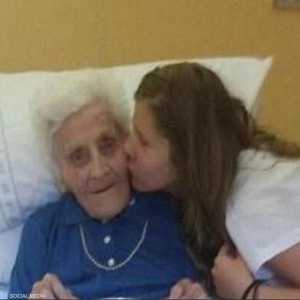 ماريا مع إحدى حفيداتها أثناء الاحتفال بمئويتها، الصيف الماضي