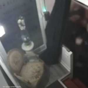 وثقت كاميرا المراقبة لحظات الاعتداء على الرجل الأسود