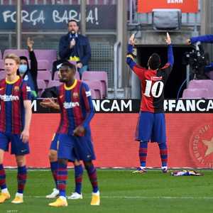 ميسي رافعا يديه للسماء بقميص مارادونا.