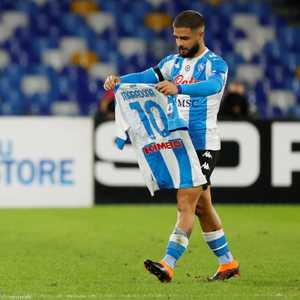 احتفل إنسيني بتقبيل قميص مارادونا