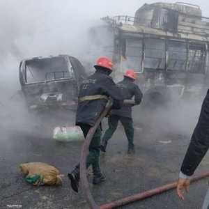 عملية إطفاء الحافلة المحترقة.