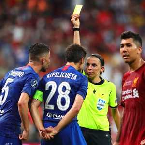 فرابار خلال تحكيمها مواجهة ليفربول وتشلسي في 2019.