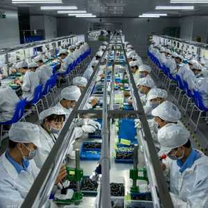 عمال في أحد المصانع الصينية - أرشيفية