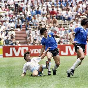 تبادل هودج ومارادونا القميصان في مونديال المكسيك