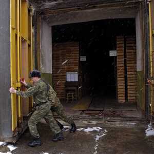 قوات روسية أمام  مخزن للذخيرة في ترانسنيستريا