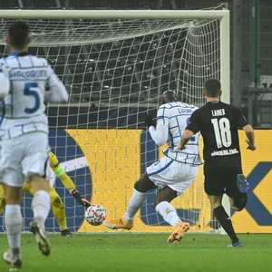 لوكاكو يحرز هدفه الأول في مرمى جلادباخ