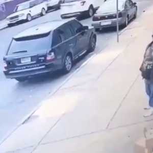 قبل لحظات من قتل المغني