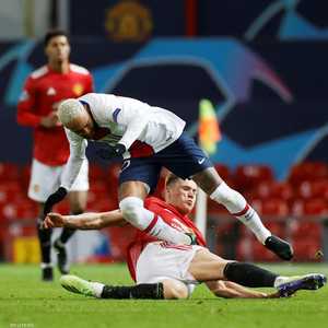 نيمار ومحاولة لإحباط هجمة له من توميني من الفريق الخصم