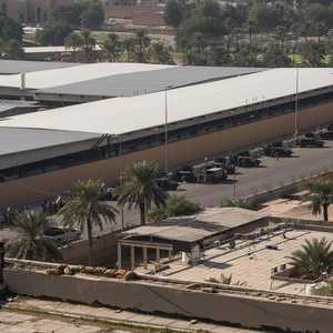 قوات الأمن العراقية تتمركز في الطريق المؤدي للسفارة