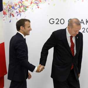 ماكرون يصافح أردوغان - صورة أرشيفية