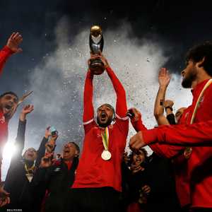 محمود كهربا يحمل كأس دوري أبطال أفريقيا