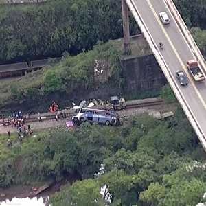 مقتل وإصابة العشرات بسقوط حافلة من فوق جسر