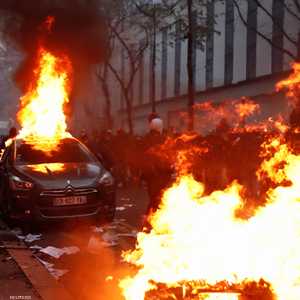 المتظاهرون أضرموا النيران في عدد من السيارات.