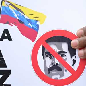 لافتة للمعارضة الفنزويلية تعترض على نزاهة انتخابات فنزويلا