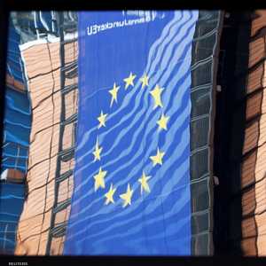 انعكاس لواجهة مقر المفوضية من مبنى مجلس الاتحاد الأوروبي