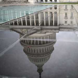 صورة مبنى الكابيتول تنعكس على صفحة ماء المطر في الساحة