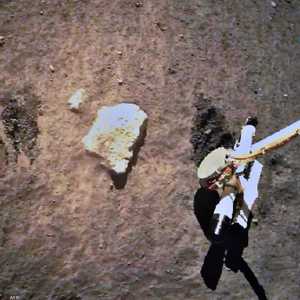 مسبار صيني يستعد لجلب عينات من القمر إلى الأرض