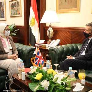 وزيرة الصحة المصرية هالة زايد مع السفير البريطاني