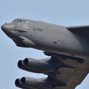 قاذفة بي 52 الأميركية تستطيع حمل أسلحة نووية.