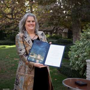 الفائزة بجائزة نوبل في الفيزياء تتسلم جائزتها