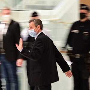 نيكولاي ساركوزي داخل باحة المحكمة