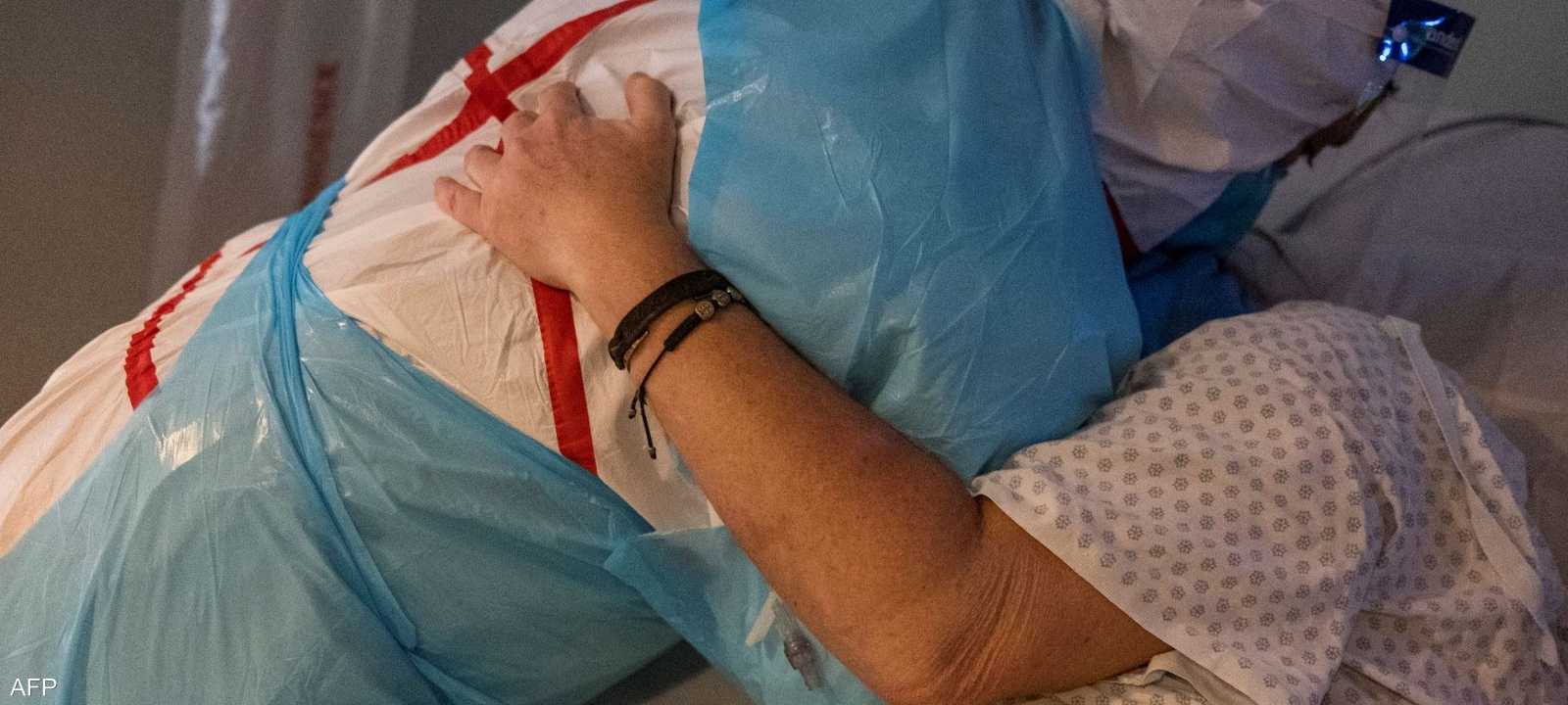 أحد مرضى كورونا يخضع للعلاج في العناية الفائقة