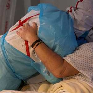 أحد مرضى كورونا يخضع للعلاج في العناية الفائقة