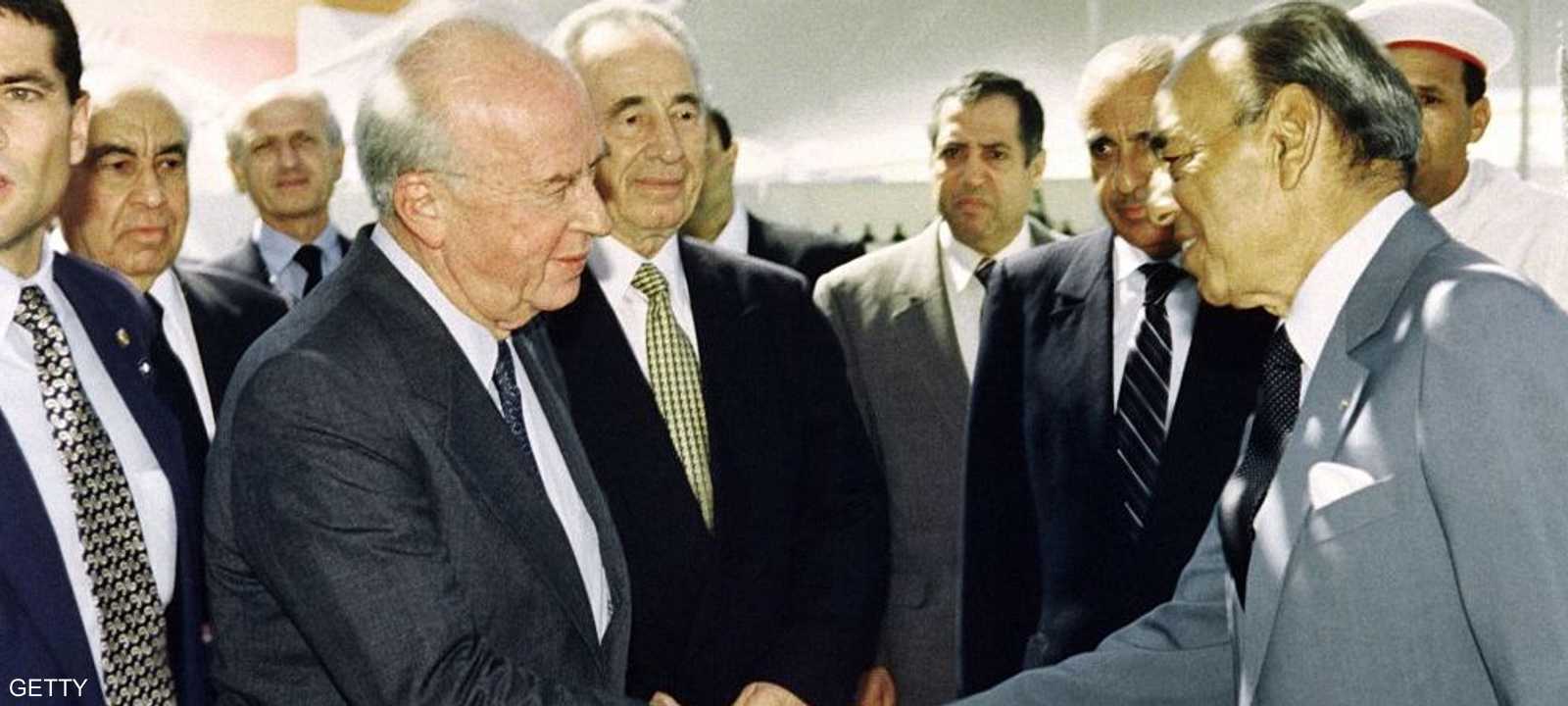 الملك المغربي الراحل الحسن الثاني وشمعون بيريز سنة 1993