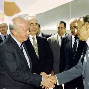 الملك المغربي الراحل الحسن الثاني وشمعون بيريز سنة 1993
