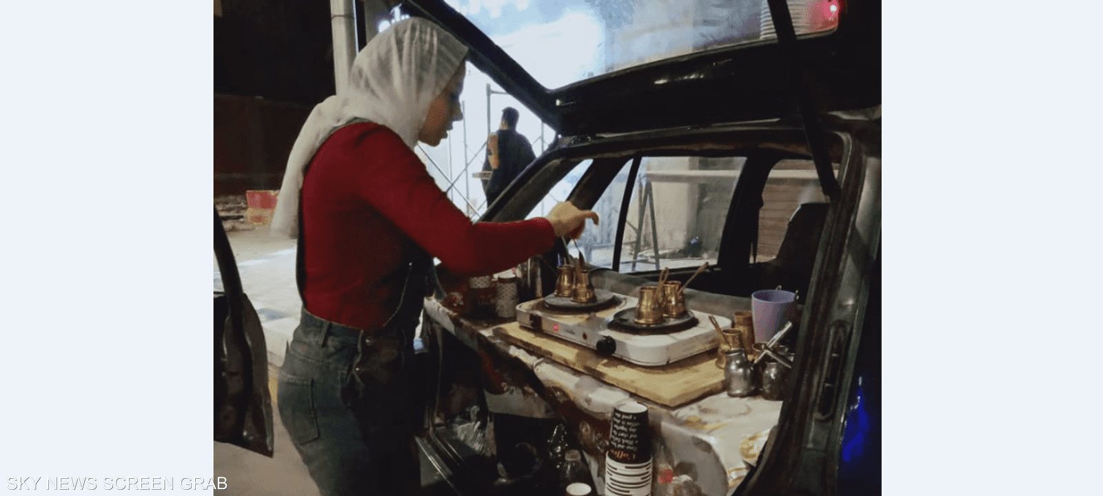 أسماء الصغير تبيع المشروبات الساخنة من سيارتها في سيناء