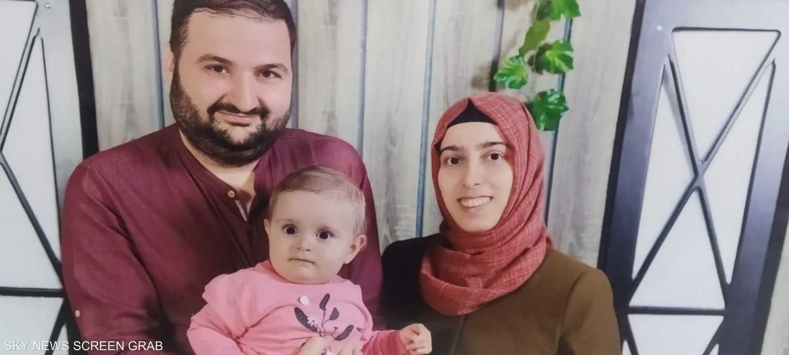 الطفلة عبير مع والديها