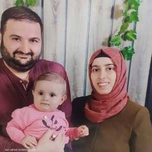 الطفلة عبير مع والديها