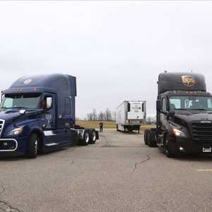 تعبئة اللقاحات في الشاحنات