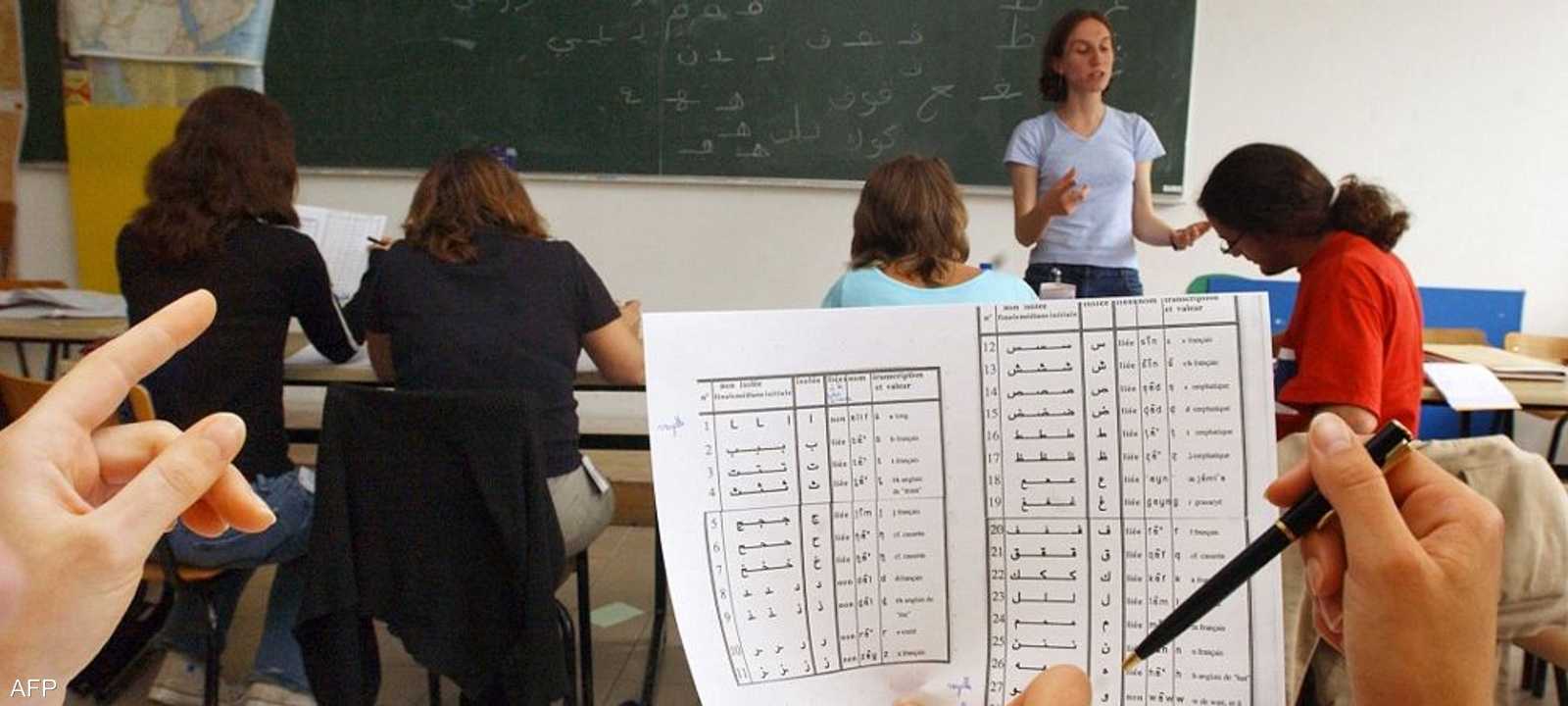 تلاميذ يدرسون العربية في مدرسة فرنسية