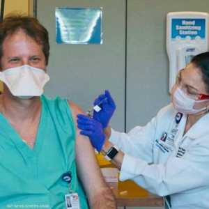 تطعيم العاملين بمجال الرعاية الصحية بأميركا ضد كورونا