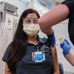 بدأت دول بتطعيم مواطنيها باللقاح المضاد لكورونا