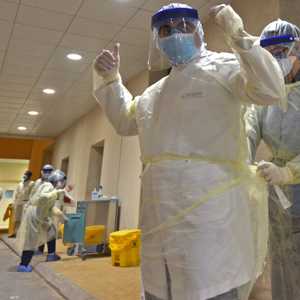 عاملون في مستشفى سعودي