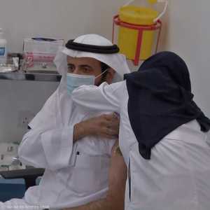 وزير الصحة السعودي يتلقى لقاح كورونا