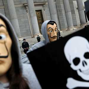 متظاهرون ضد مشرع قانون القتل الرحيم أمام البرلمان الإسباني.