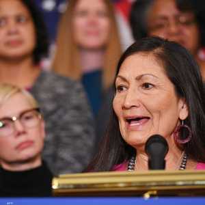 هالاند تتحدّر من قبيلة "لاغونا بويبلو".