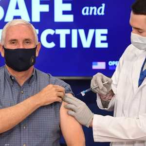 مايك بنس خلال تلقيه لقاح كورونا