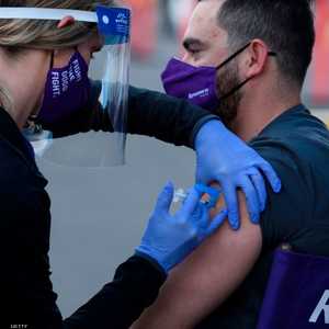 أميركي يحصل على اللقاح في نيفادا