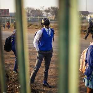 طلاب مدرسة بجنوب أفريقيا ينتظرون اللقاح