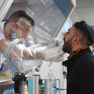 أحد الأكشاك في تل أبيب لأخذ عينات لفحص كورونا