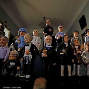 مجموعة من تماثيل الشخصيات التي نحتها فرنسيس